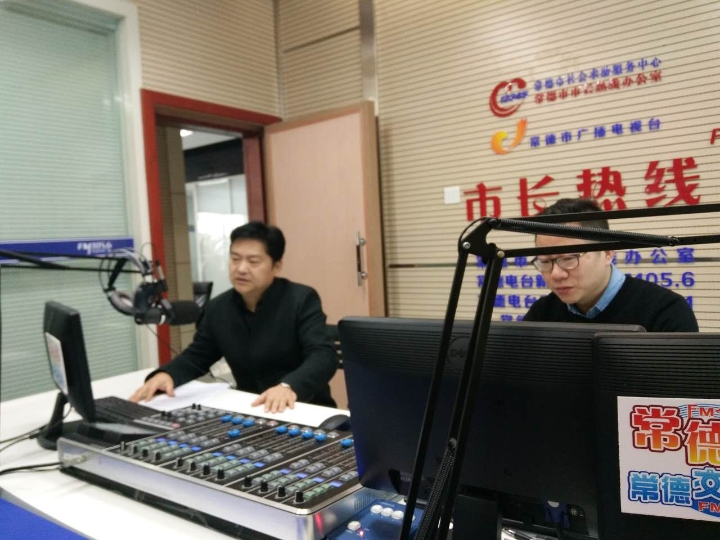 2-13 胡总接受市长热线访谈.jpg