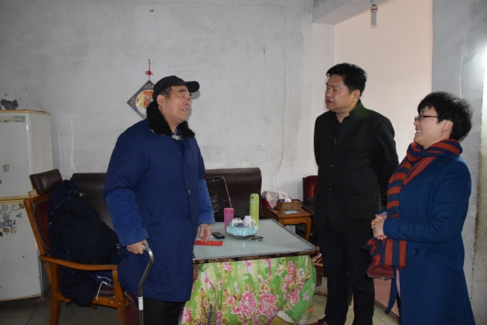 胡总皮书记慰问陈家祥(20170124).JPG